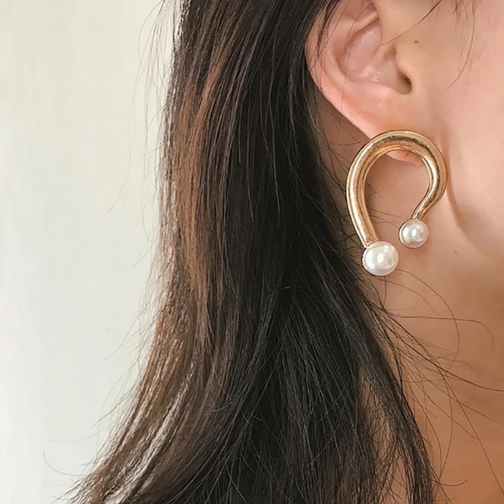 *CAITRIONA* Gold Irregular Shaped Pearl x Gold Earrings